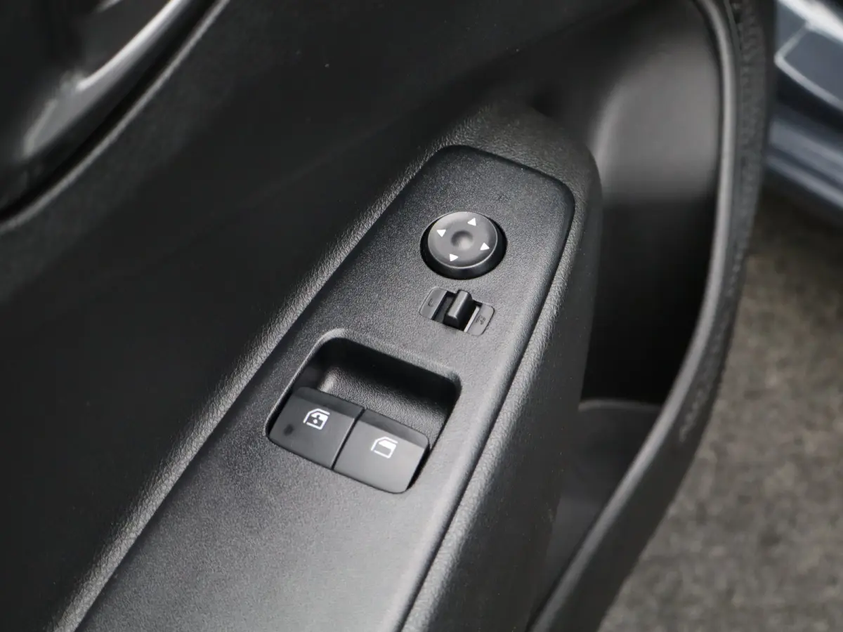 1.0 Comfort | Alarm klasse 1(startblokkering) | Apple Carplay/Android Auto|telefoonintegratie premium | Armsteun voor