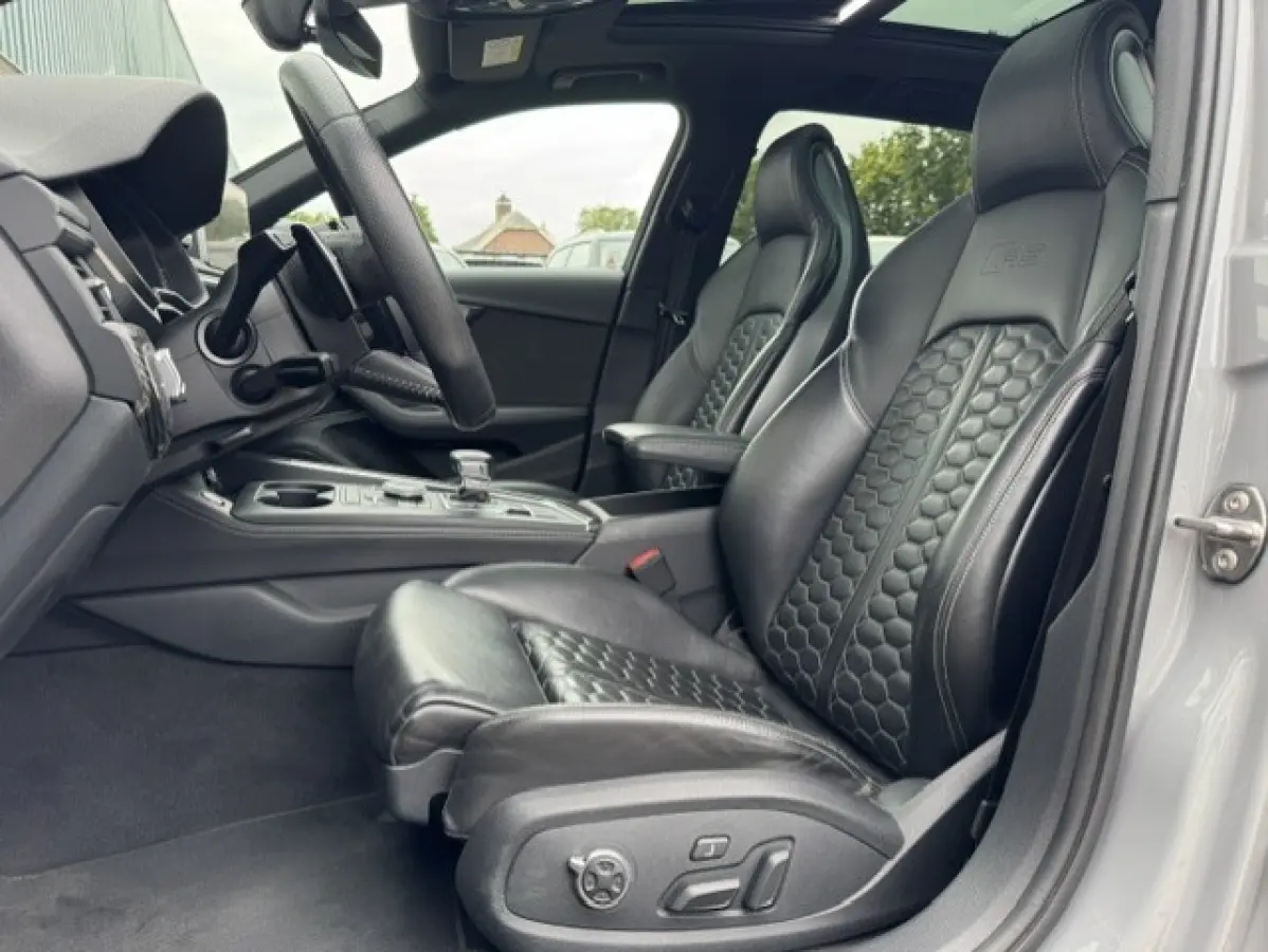 2.9 TFSI RS 4 quattro - Dealer onderhouden - Volledig origineel - Ceramic remmen - Panorama dak - NardoGrey -Massage