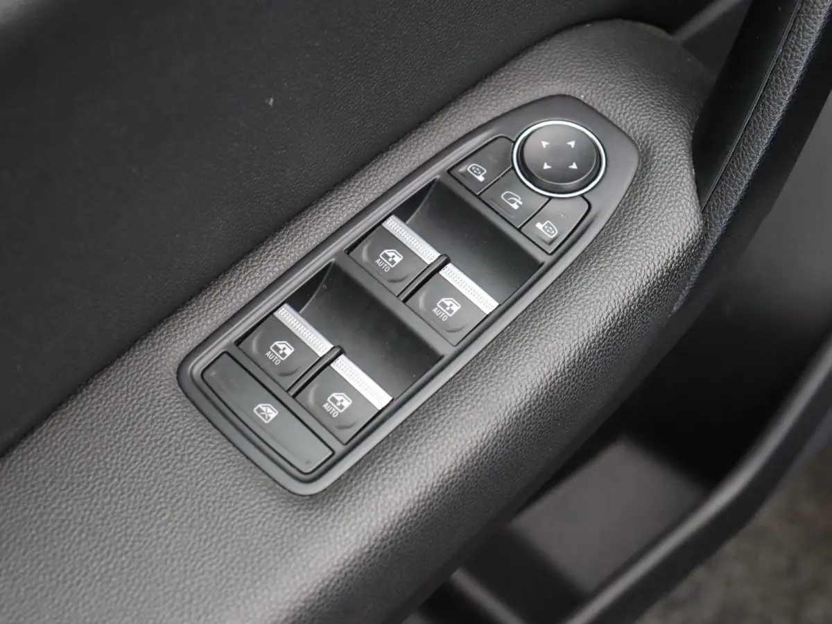 1.6 E-Tech Plug-in Hybrid 160 Intens | Adaptieve Cruise Control | Stuurwielverwarming | Navigatie | Achteruitrijcamera | Blinde Hoek Detectie
