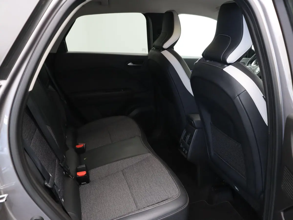 1.6 E-Tech Plug-in Hybrid 160 Intens | Adaptieve Cruise Control | Stuurwielverwarming | Navigatie | Achteruitrijcamera | Blinde Hoek Detectie