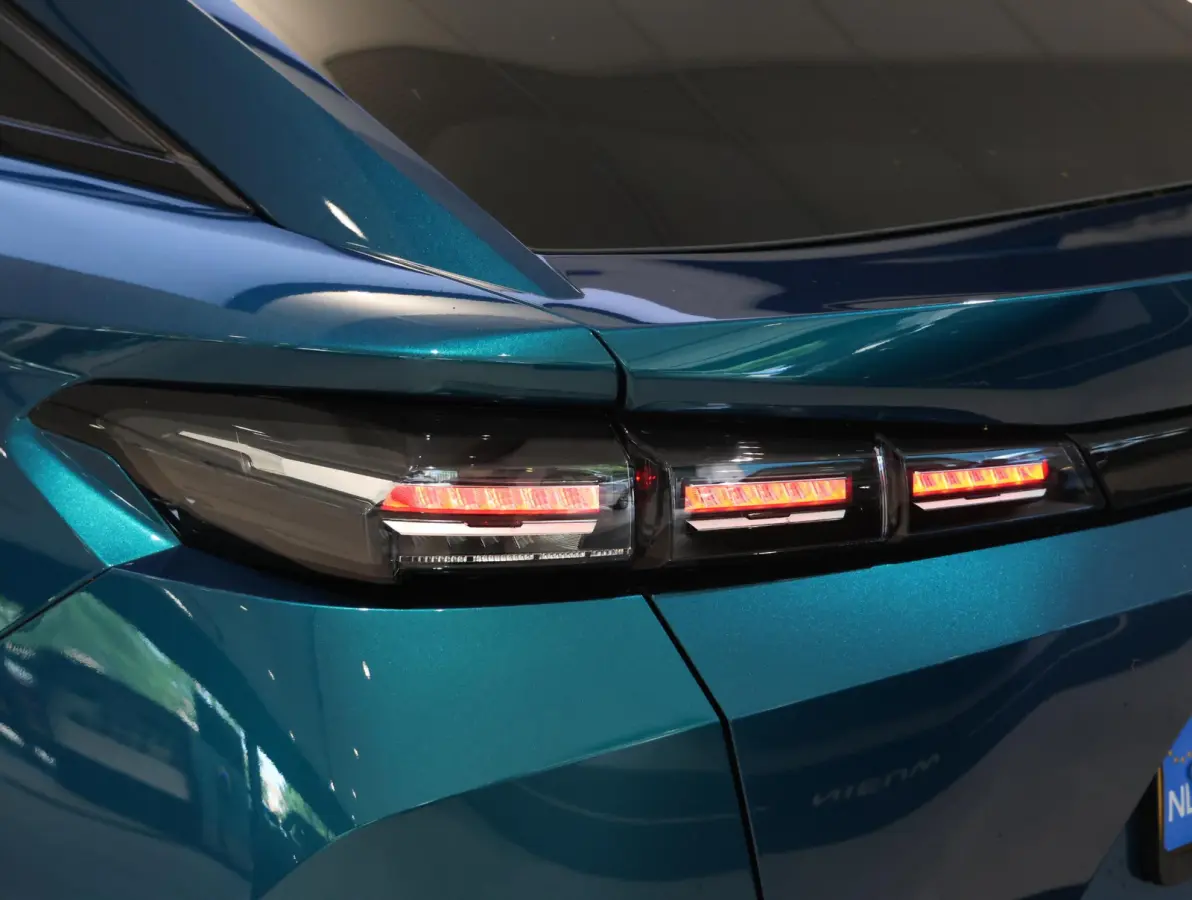 Allure Avantage Plug-in Hybrid 225 pk Automaat | AGR-stoel | Navigatie | Achteruitrijcamera | Stoelverwarming | Apple Carplay/ Android auto
