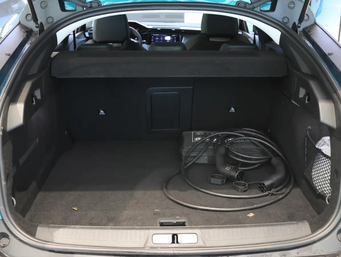 Allure Avantage Plug-in Hybrid 225 pk Automaat | AGR-stoel | Navigatie | Achteruitrijcamera | Stoelverwarming | Apple Carplay/ Android auto