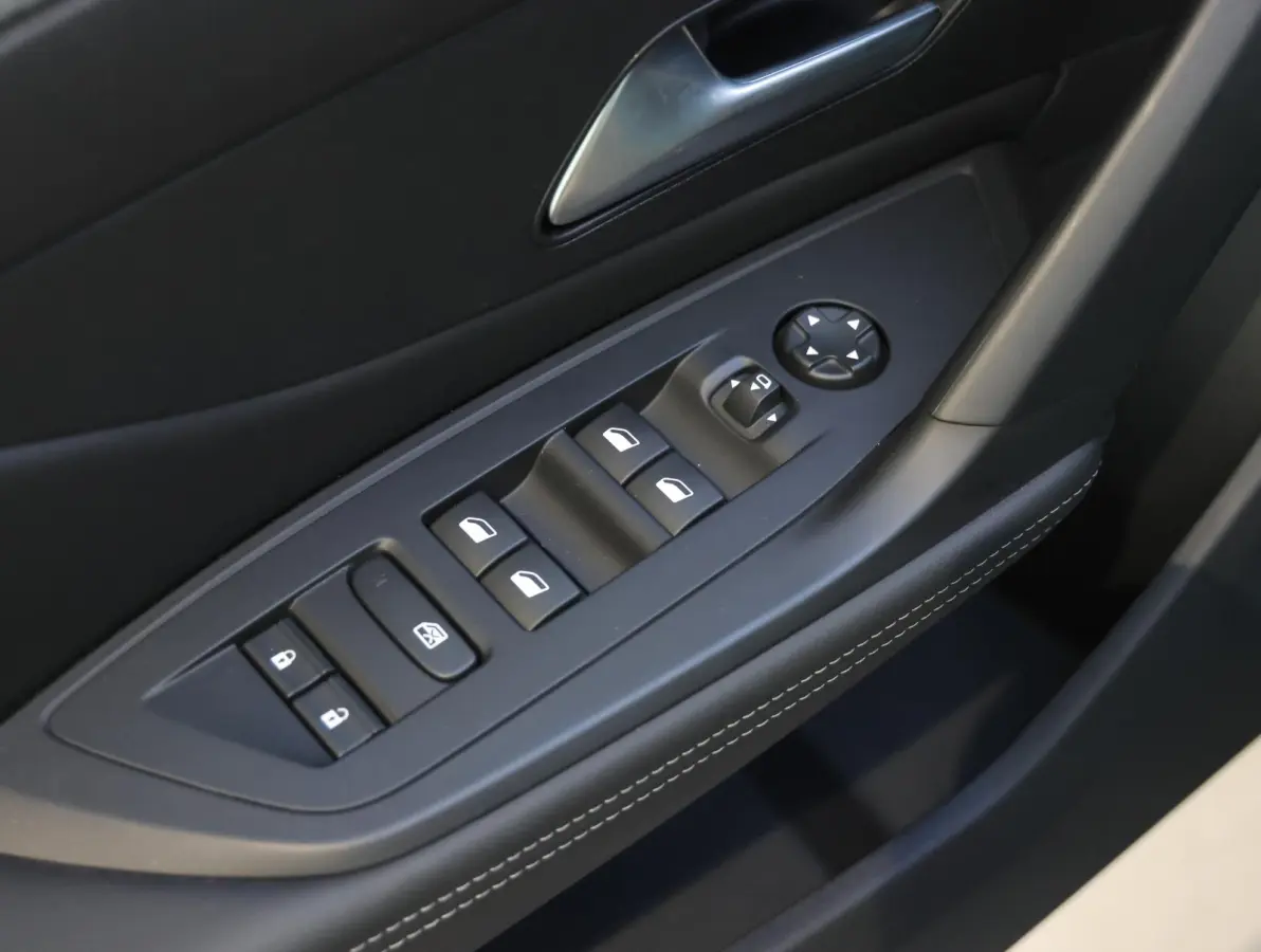Allure Avantage Plug-in Hybrid 225 pk Automaat | AGR-stoel | Navigatie | Achteruitrijcamera | Stoelverwarming | Apple Carplay/ Android auto