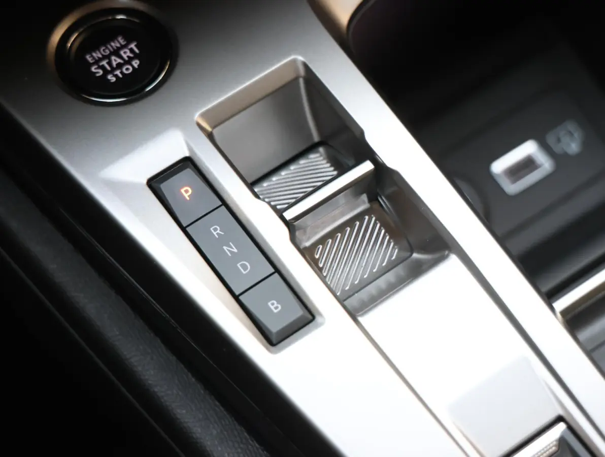 Allure Avantage Plug-in Hybrid 225 pk Automaat | AGR-stoel | Navigatie | Achteruitrijcamera | Stoelverwarming | Apple Carplay/ Android auto