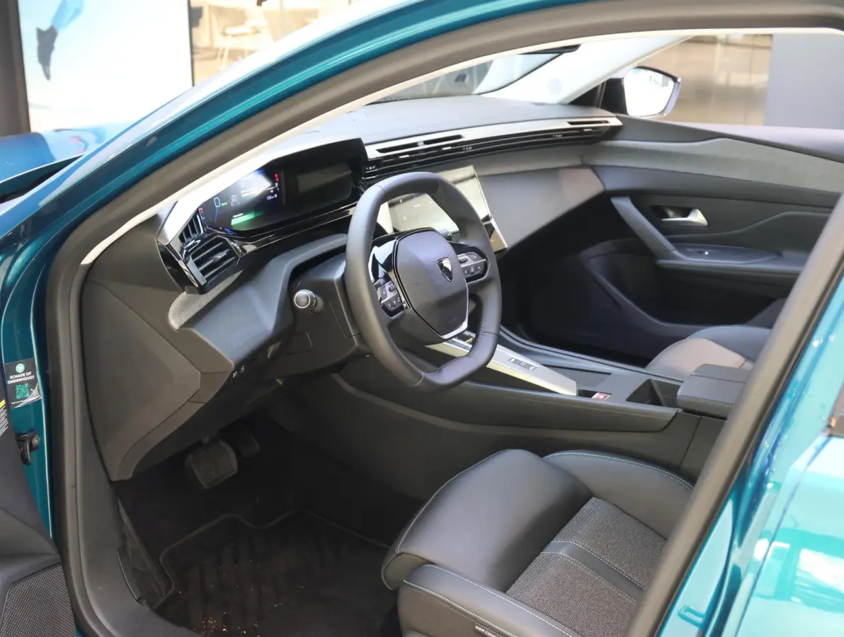Allure Avantage Plug-in Hybrid 225 pk Automaat | AGR-stoel | Navigatie | Achteruitrijcamera | Stoelverwarming | Apple Carplay/ Android auto