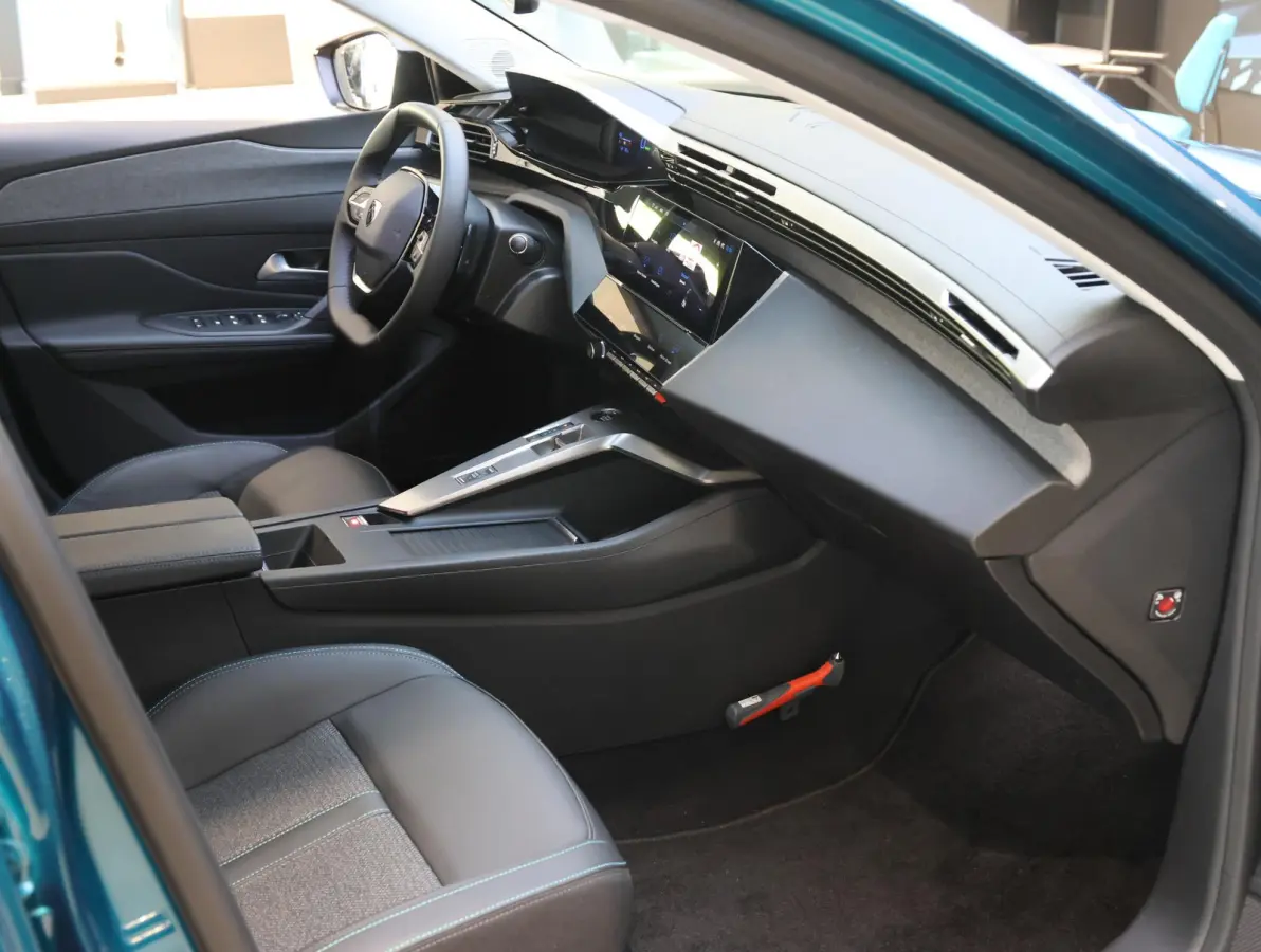 Allure Avantage Plug-in Hybrid 225 pk Automaat | AGR-stoel | Navigatie | Achteruitrijcamera | Stoelverwarming | Apple Carplay/ Android auto