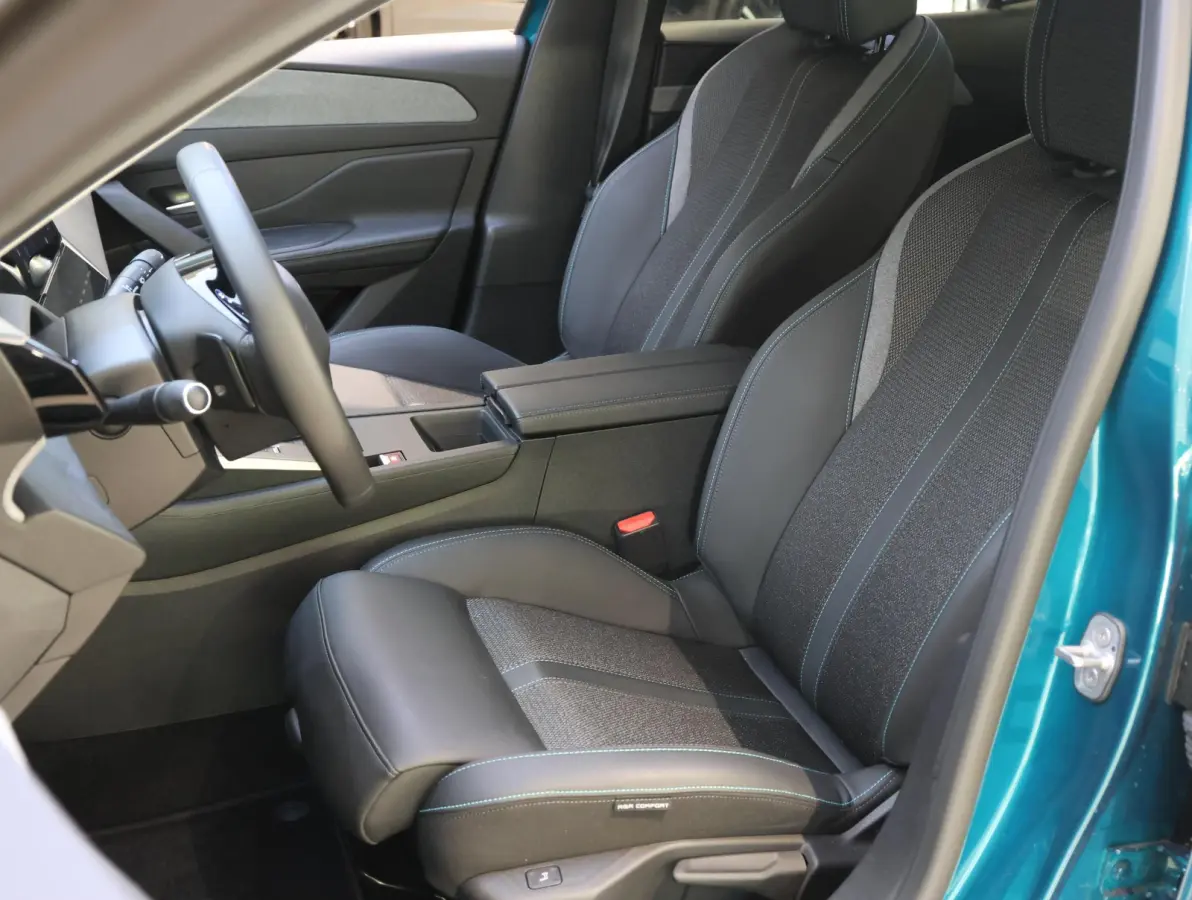Allure Avantage Plug-in Hybrid 225 pk Automaat | AGR-stoel | Navigatie | Achteruitrijcamera | Stoelverwarming | Apple Carplay/ Android auto