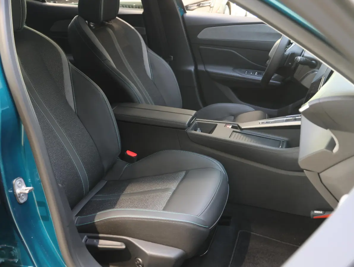 Allure Avantage Plug-in Hybrid 225 pk Automaat | AGR-stoel | Navigatie | Achteruitrijcamera | Stoelverwarming | Apple Carplay/ Android auto