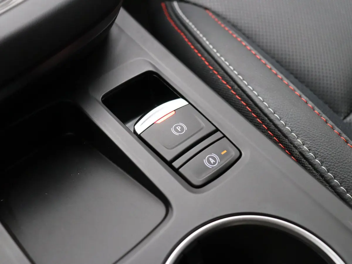 1.6 E-Tech Hybrid 145 R.S. Line | Stoel en stuur verwarming | Climate Control | Navigatie | Lederen bekleding | Elektrisch verstelbare stoel | Apple carplay/Andoid auto |
