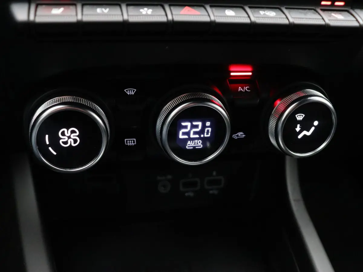 1.6 E-Tech Hybrid 145 R.S. Line | Stoel en stuur verwarming | Climate Control | Navigatie | Lederen bekleding | Elektrisch verstelbare stoel | Apple carplay/Andoid auto |