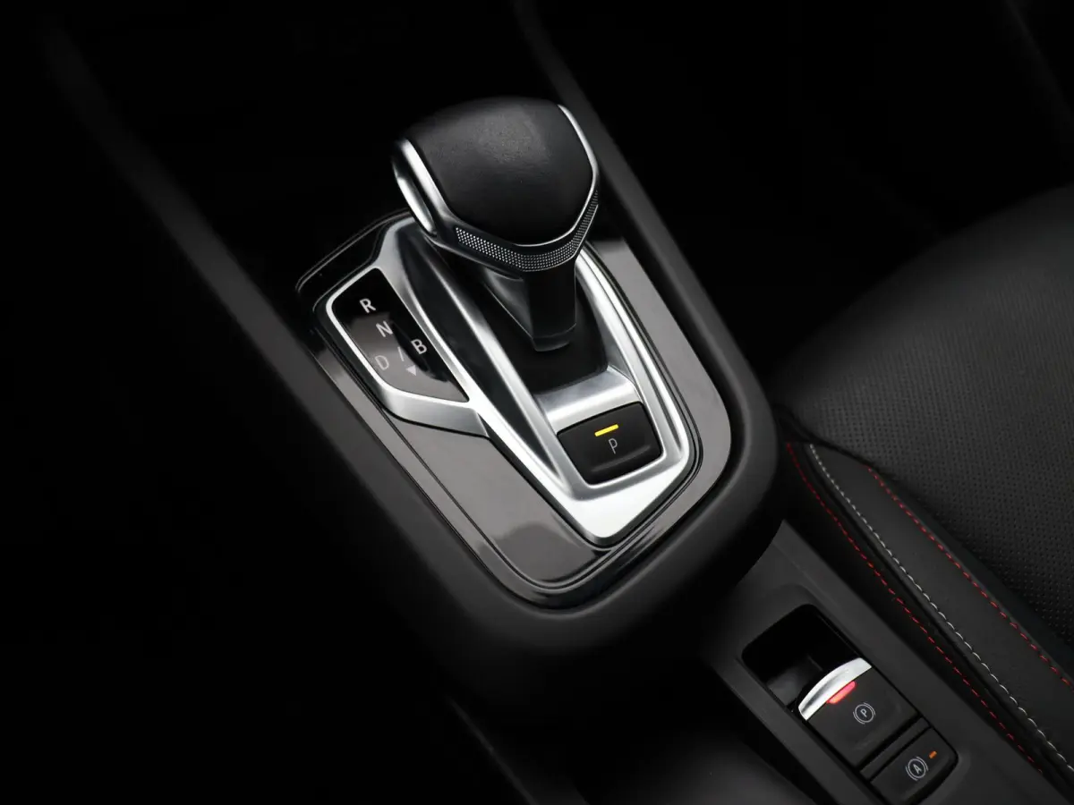 1.6 E-Tech Hybrid 145 R.S. Line | Stoel en stuur verwarming | Climate Control | Navigatie | Lederen bekleding | Elektrisch verstelbare stoel | Apple carplay/Andoid auto |