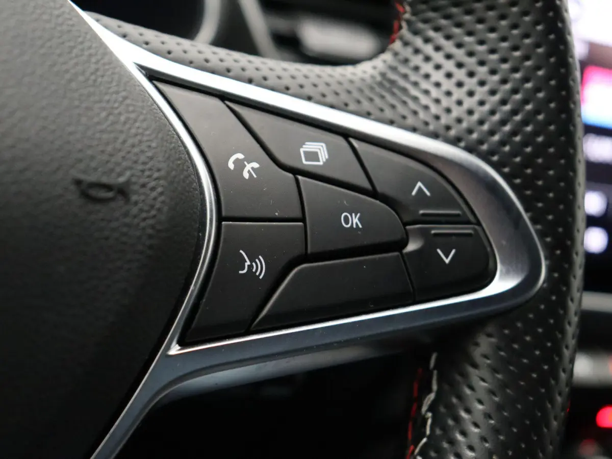 1.6 E-Tech Hybrid 145 R.S. Line | Stoel en stuur verwarming | Climate Control | Navigatie | Lederen bekleding | Elektrisch verstelbare stoel | Apple carplay/Andoid auto |