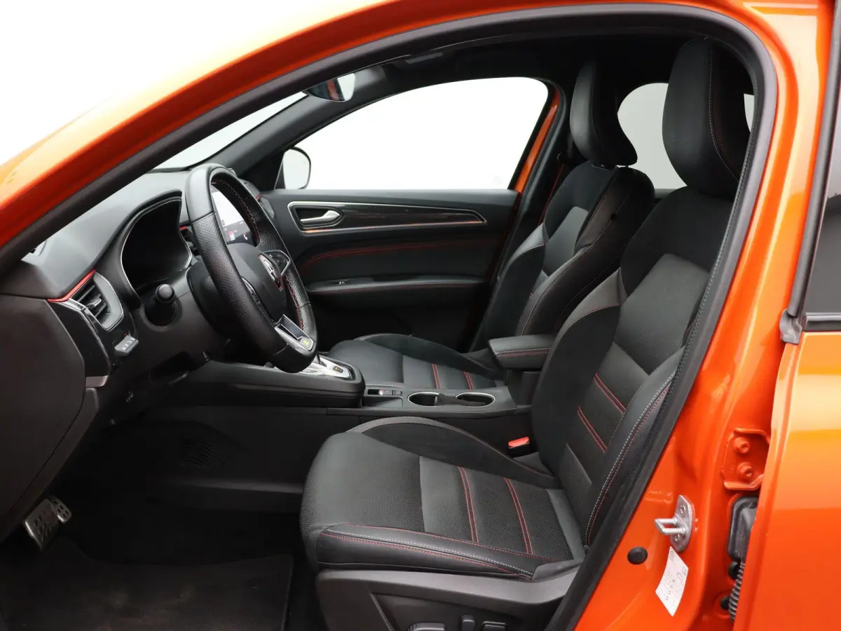 1.6 E-Tech Hybrid 145 R.S. Line | Stoel en stuur verwarming | Climate Control | Navigatie | Lederen bekleding | Elektrisch verstelbare stoel | Apple carplay/Andoid auto |