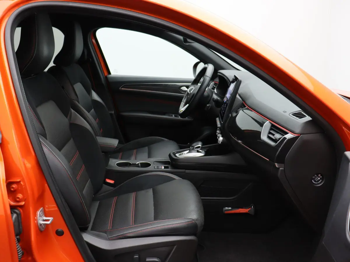 1.6 E-Tech Hybrid 145 R.S. Line | Stoel en stuur verwarming | Climate Control | Navigatie | Lederen bekleding | Elektrisch verstelbare stoel | Apple carplay/Andoid auto |