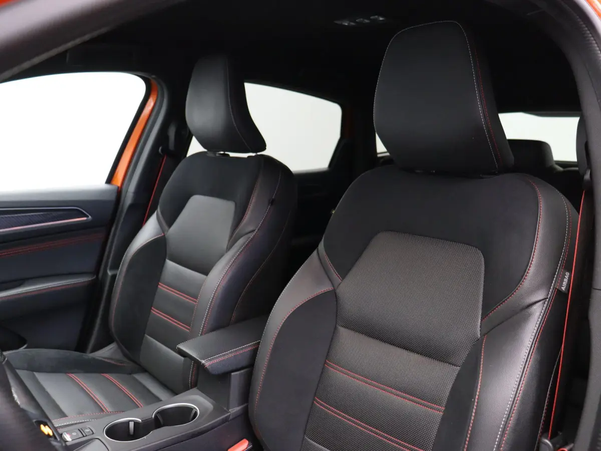 1.6 E-Tech Hybrid 145 R.S. Line | Stoel en stuur verwarming | Climate Control | Navigatie | Lederen bekleding | Elektrisch verstelbare stoel | Apple carplay/Andoid auto |