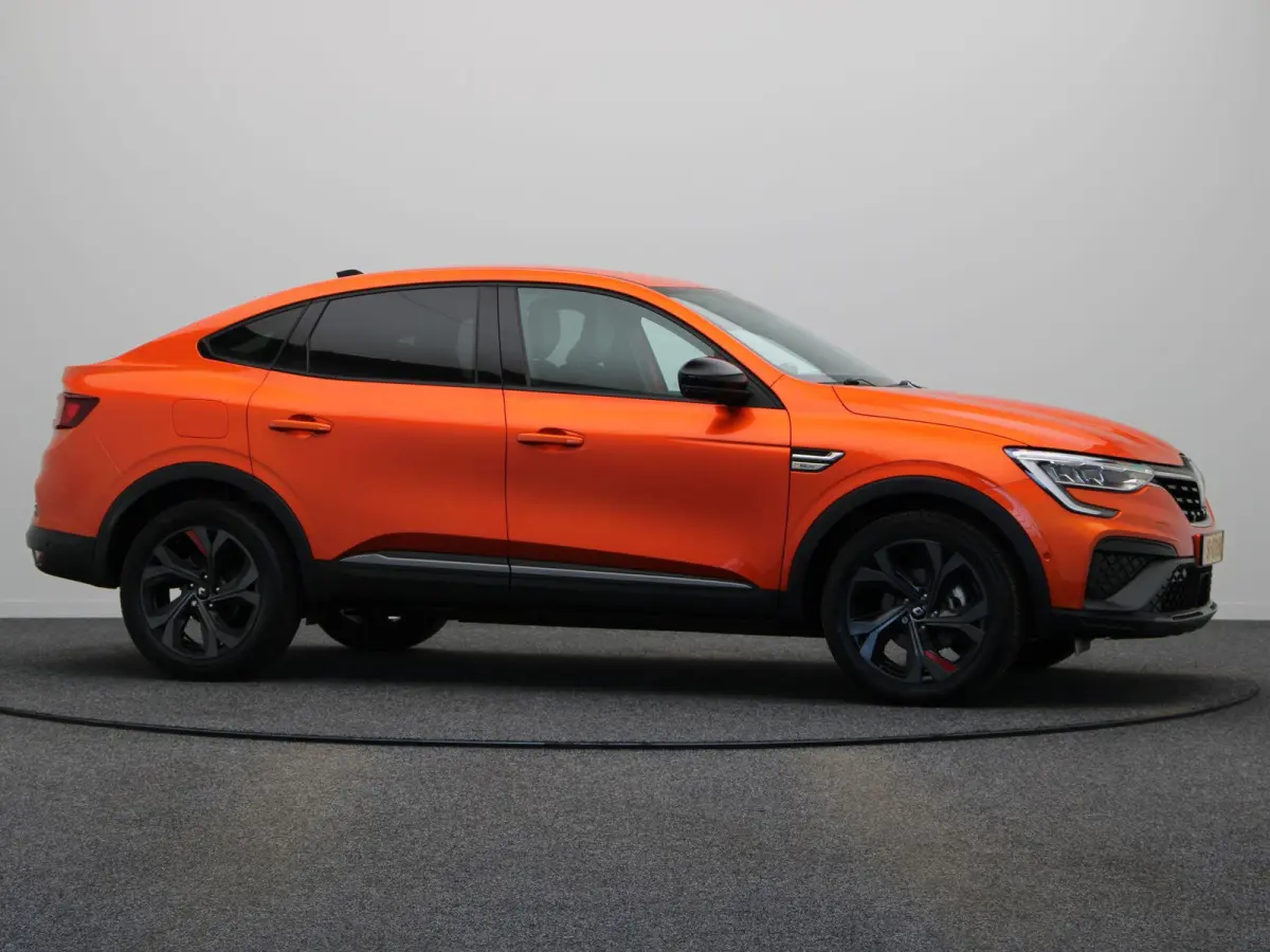 1.6 E-Tech Hybrid 145 R.S. Line | Stoel en stuur verwarming | Climate Control | Navigatie | Lederen bekleding | Elektrisch verstelbare stoel | Apple carplay/Andoid auto |