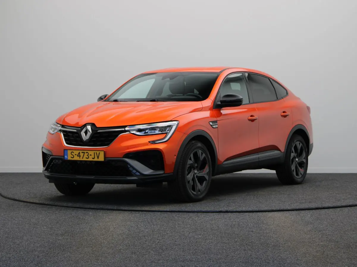 1.6 E-Tech Hybrid 145 R.S. Line | Stoel en stuur verwarming | Climate Control | Navigatie | Lederen bekleding | Elektrisch verstelbare stoel | Apple carplay/Andoid auto |
