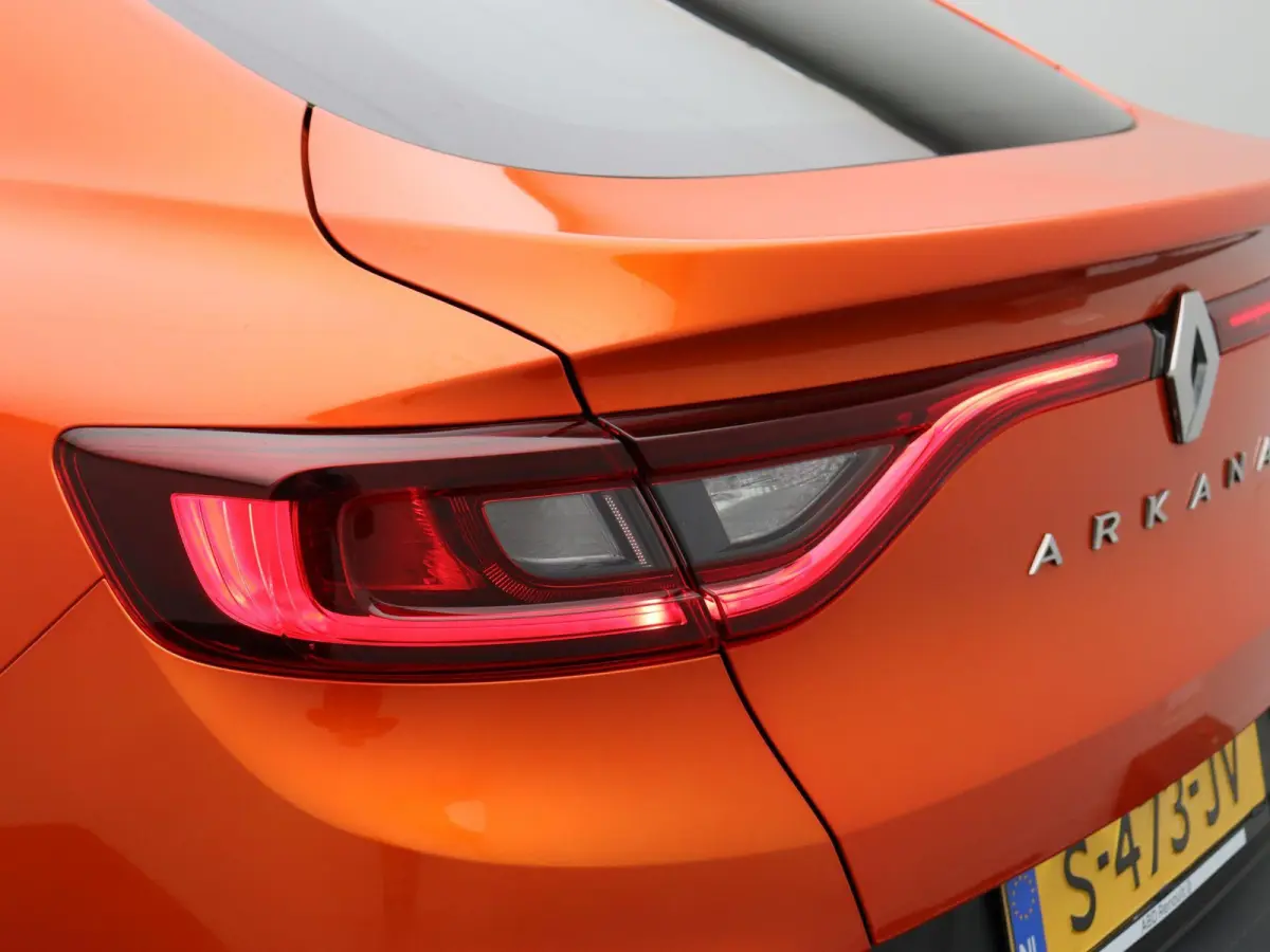 1.6 E-Tech Hybrid 145 R.S. Line | Stoel en stuur verwarming | Climate Control | Navigatie | Lederen bekleding | Elektrisch verstelbare stoel | Apple carplay/Andoid auto |