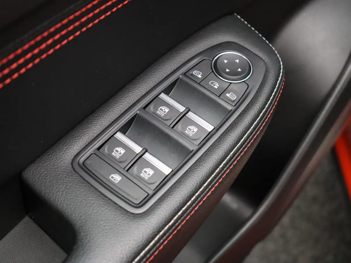 1.6 E-Tech Hybrid 145 R.S. Line | Stoel en stuur verwarming | Climate Control | Navigatie | Lederen bekleding | Elektrisch verstelbare stoel | Apple carplay/Andoid auto |