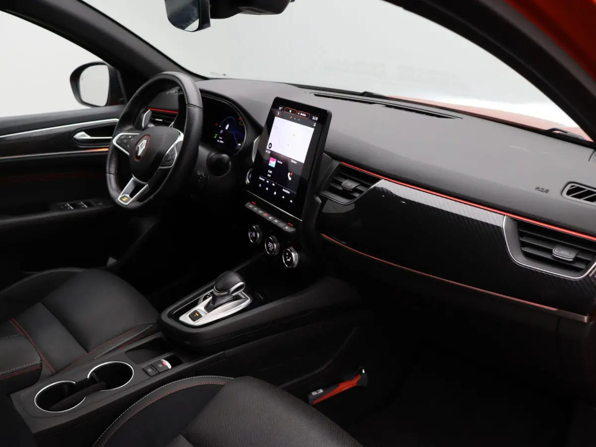 1.6 E-Tech Hybrid 145 R.S. Line | Stoel en stuur verwarming | Climate Control | Navigatie | Lederen bekleding | Elektrisch verstelbare stoel | Apple carplay/Andoid auto |