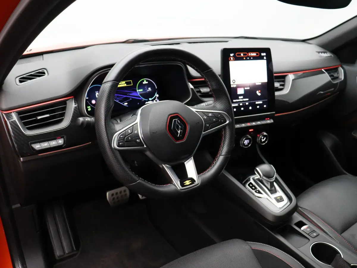 1.6 E-Tech Hybrid 145 R.S. Line | Stoel en stuur verwarming | Climate Control | Navigatie | Lederen bekleding | Elektrisch verstelbare stoel | Apple carplay/Andoid auto |