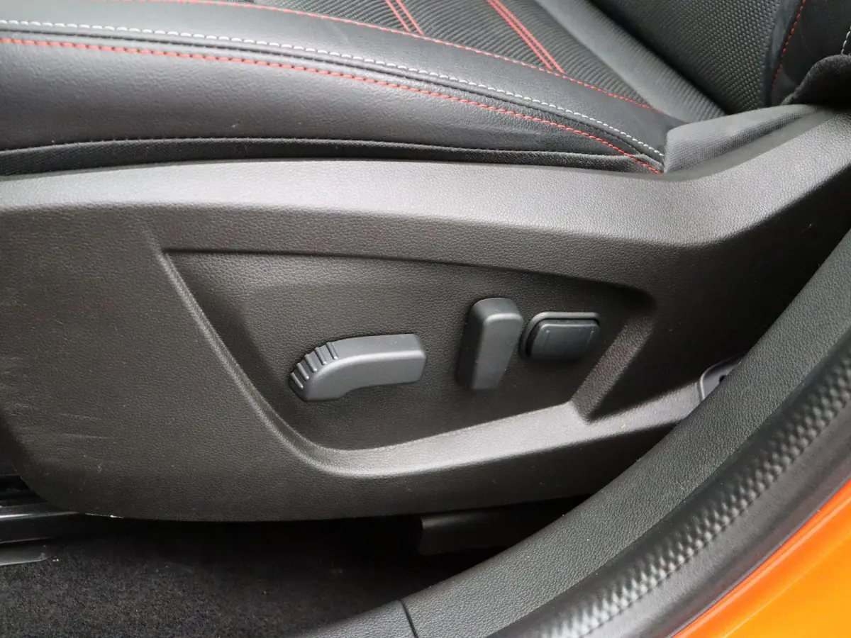 1.6 E-Tech Hybrid 145 R.S. Line | Stoel en stuur verwarming | Climate Control | Navigatie | Lederen bekleding | Elektrisch verstelbare stoel | Apple carplay/Andoid auto |