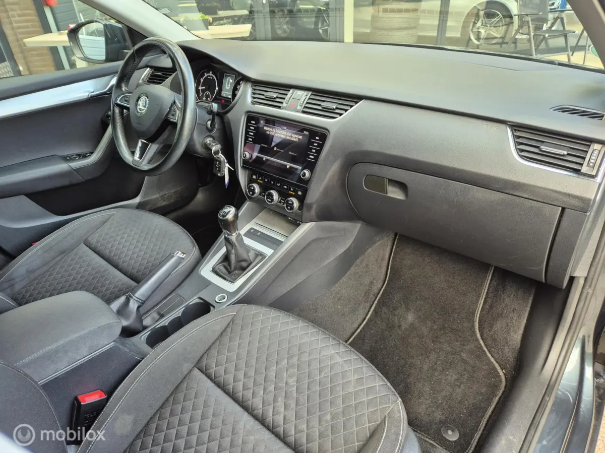 1.4 1E EIGENAAR APPLE CARPLAY 17" LED