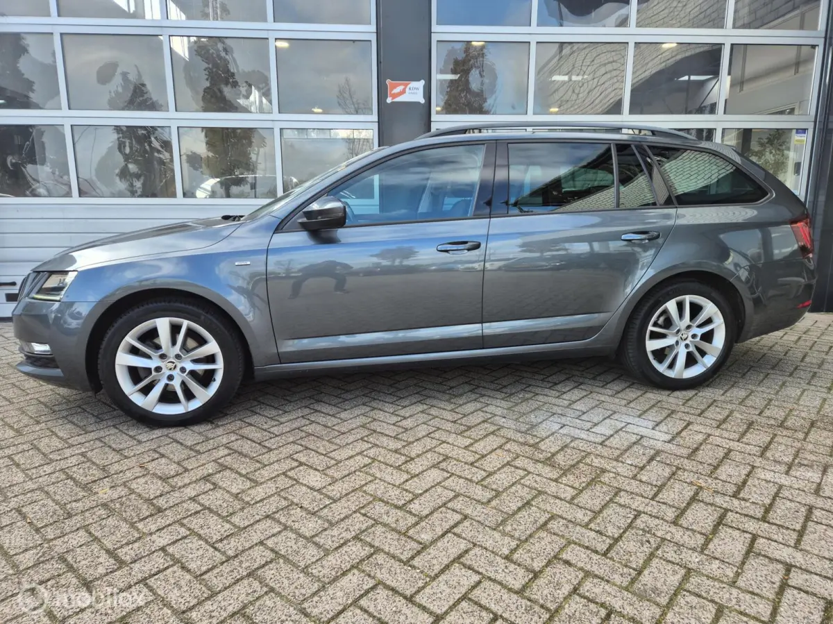 1.4 1E EIGENAAR APPLE CARPLAY 17" LED
