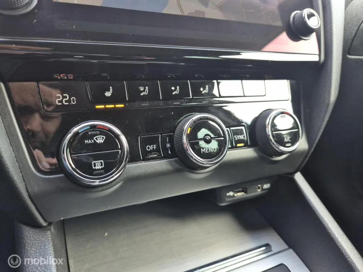 1.4 1E EIGENAAR APPLE CARPLAY 17" LED