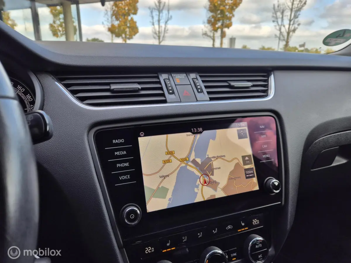 1.4 1E EIGENAAR APPLE CARPLAY 17" LED