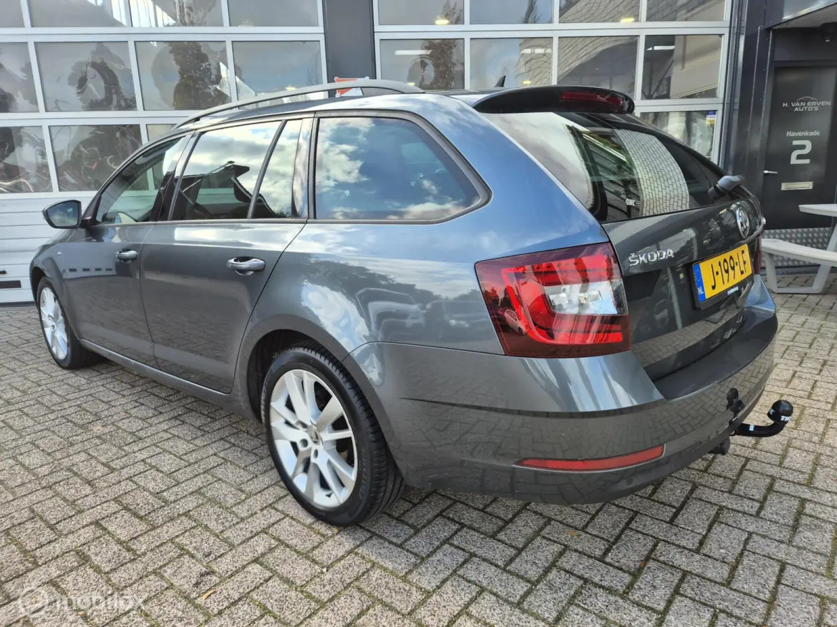 1.4 1E EIGENAAR APPLE CARPLAY 17" LED
