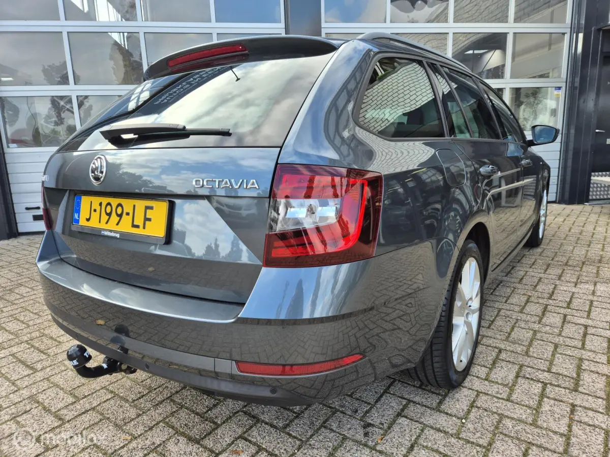1.4 1E EIGENAAR APPLE CARPLAY 17" LED