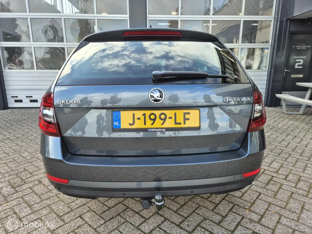 1.4 1E EIGENAAR APPLE CARPLAY 17" LED