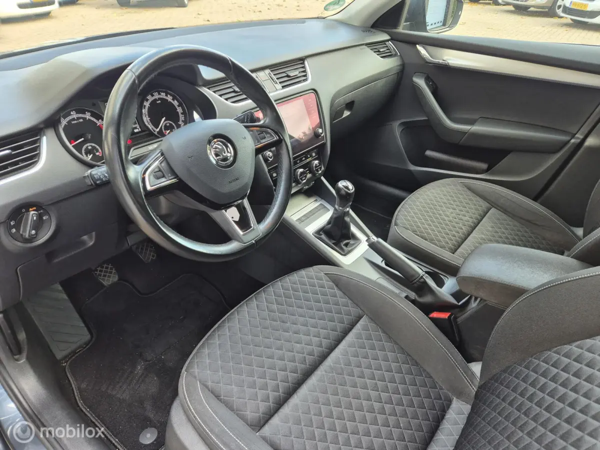 1.4 1E EIGENAAR APPLE CARPLAY 17" LED
