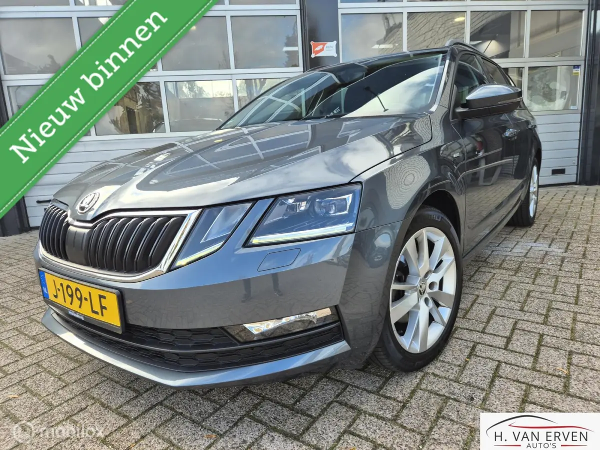 1.4 1E EIGENAAR APPLE CARPLAY 17" LED
