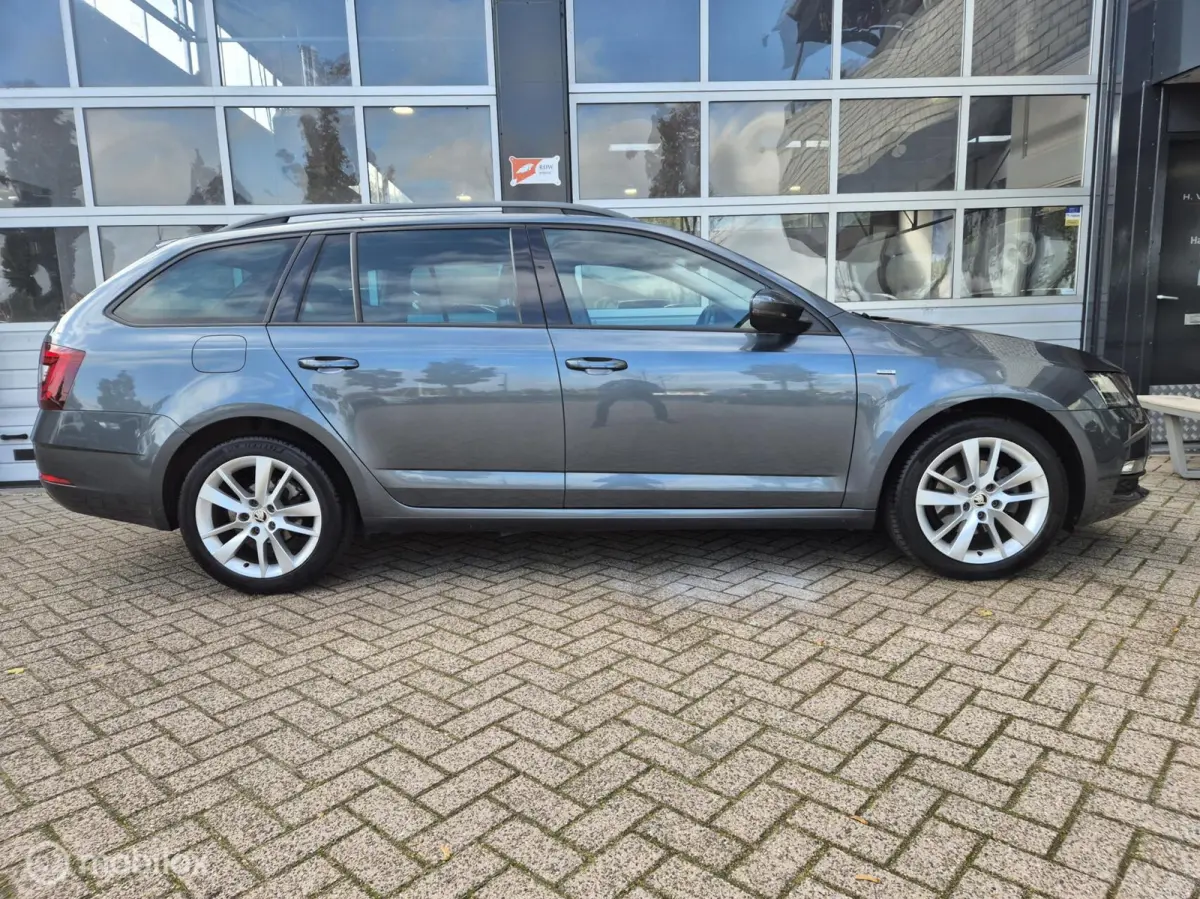 1.4 1E EIGENAAR APPLE CARPLAY 17" LED