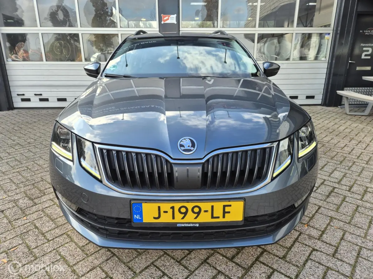 1.4 1E EIGENAAR APPLE CARPLAY 17" LED