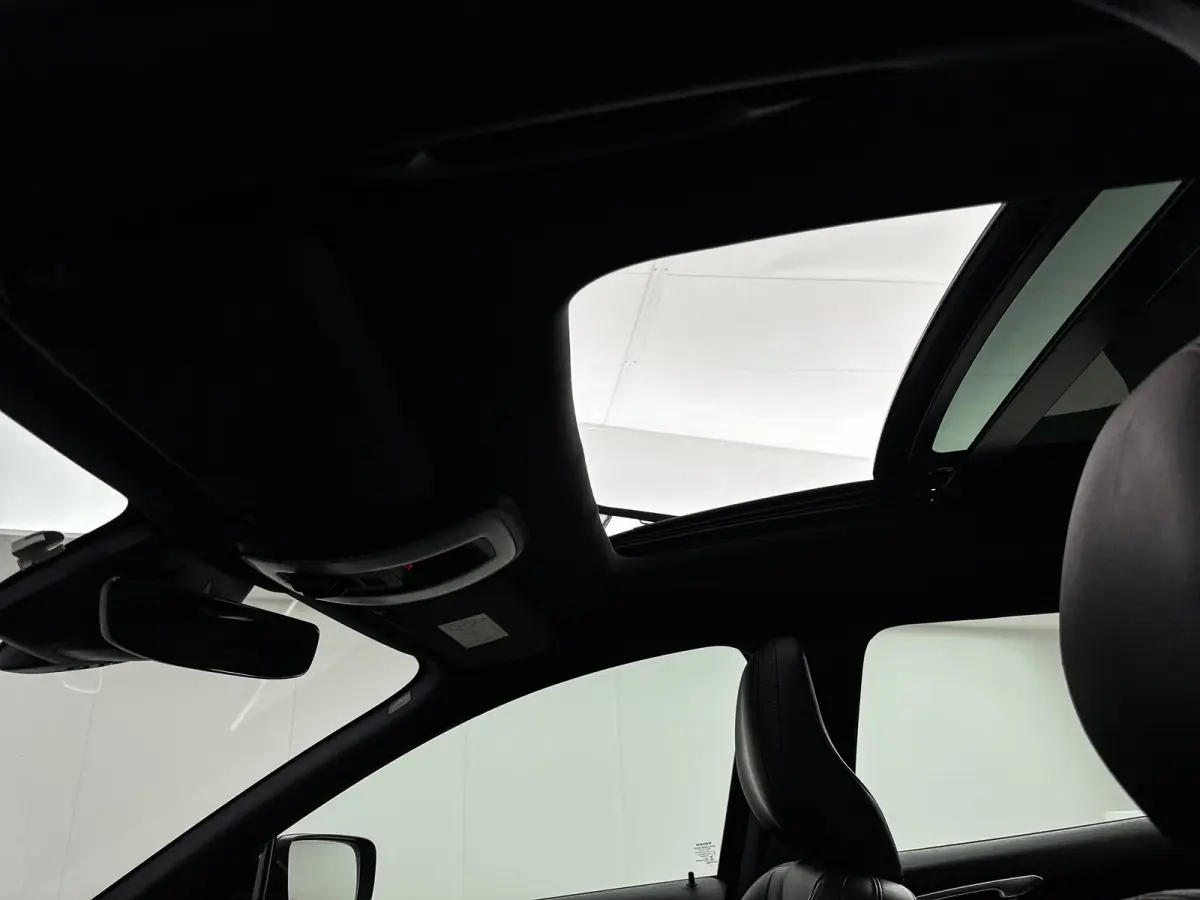 T5 Polar+ | 18" | Elektr. verstelbare Lederen Sportstoelen | Trekhaak | Panoramadak | Parkeercamera | Xenon | Stoelverwarming | Parkeerverwarming