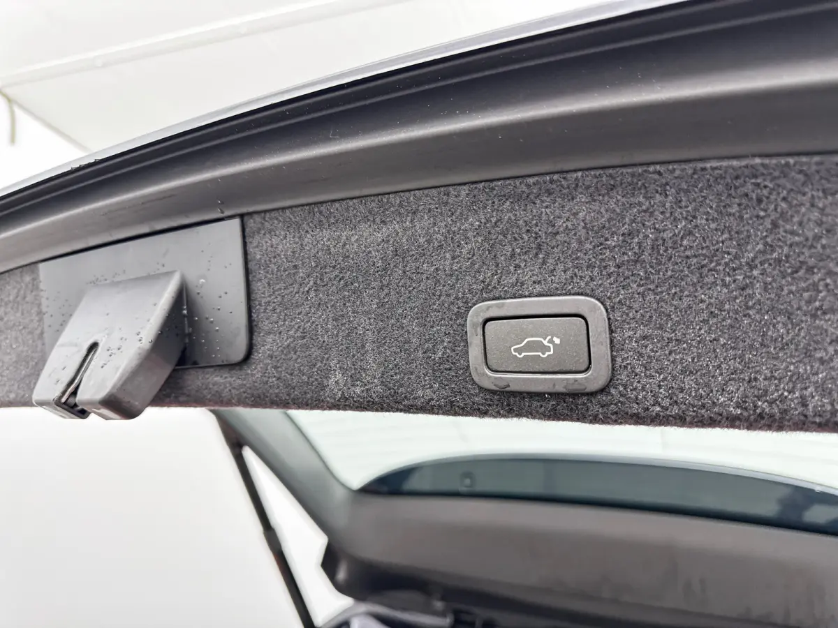 T5 Polar+ | 18" | Elektr. verstelbare Lederen Sportstoelen | Trekhaak | Panoramadak | Parkeercamera | Xenon | Stoelverwarming | Parkeerverwarming