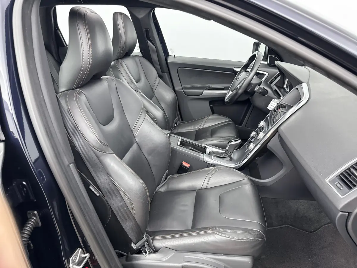 T5 Polar+ | 18" | Elektr. verstelbare Lederen Sportstoelen | Trekhaak | Panoramadak | Parkeercamera | Xenon | Stoelverwarming | Parkeerverwarming