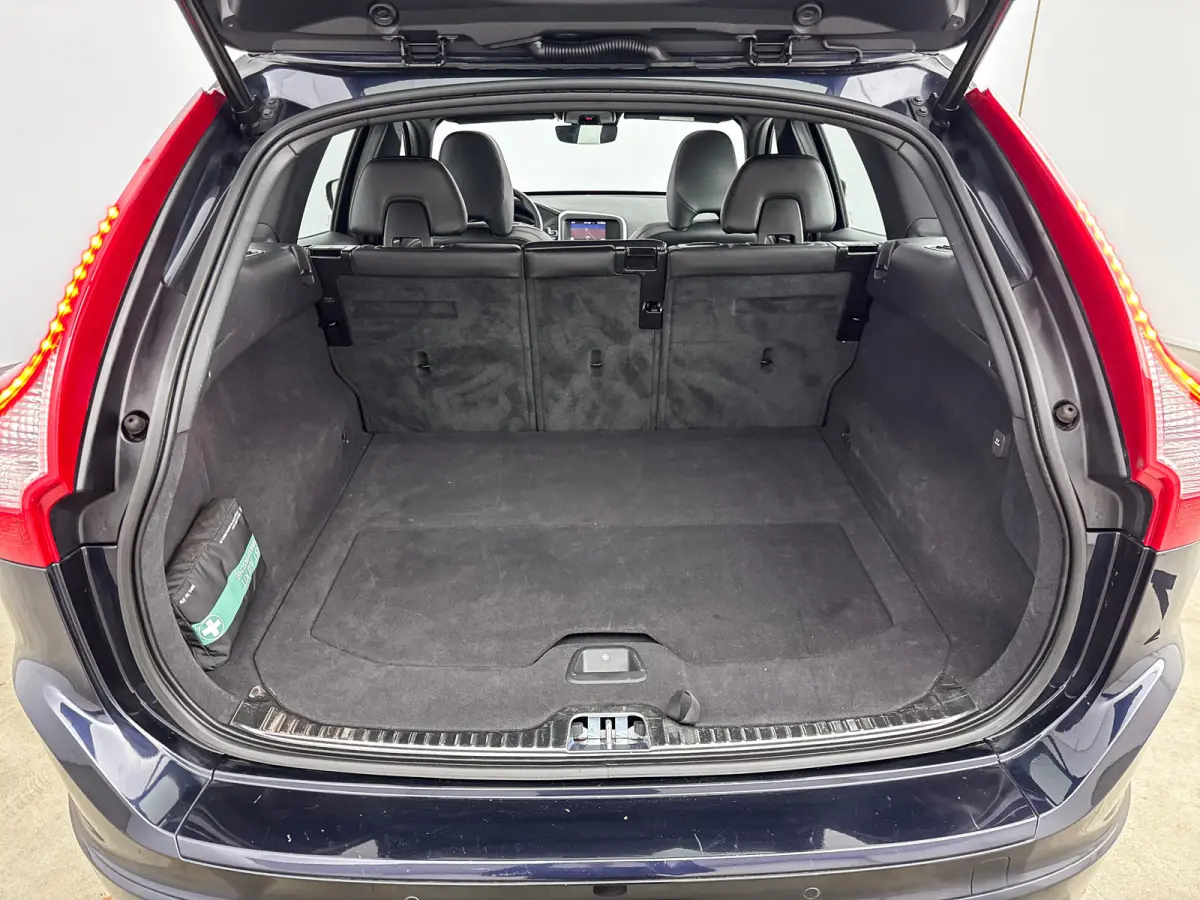 T5 Polar+ | 18" | Elektr. verstelbare Lederen Sportstoelen | Trekhaak | Panoramadak | Parkeercamera | Xenon | Stoelverwarming | Parkeerverwarming