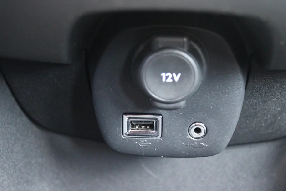 1.0 e-VTi ACTIVE AUTOMAAT ZEER LAGE KILOMETERSTAND | MISTLAMPEN VOOR | LED DAGRIJVERLICHTING | PARKEERSENSOREN ACHTER | AIRCO | MULTIFUNCTIONEEL LEDEREN STUURWIEL | BLUETOOTH | CENTRALE VERG