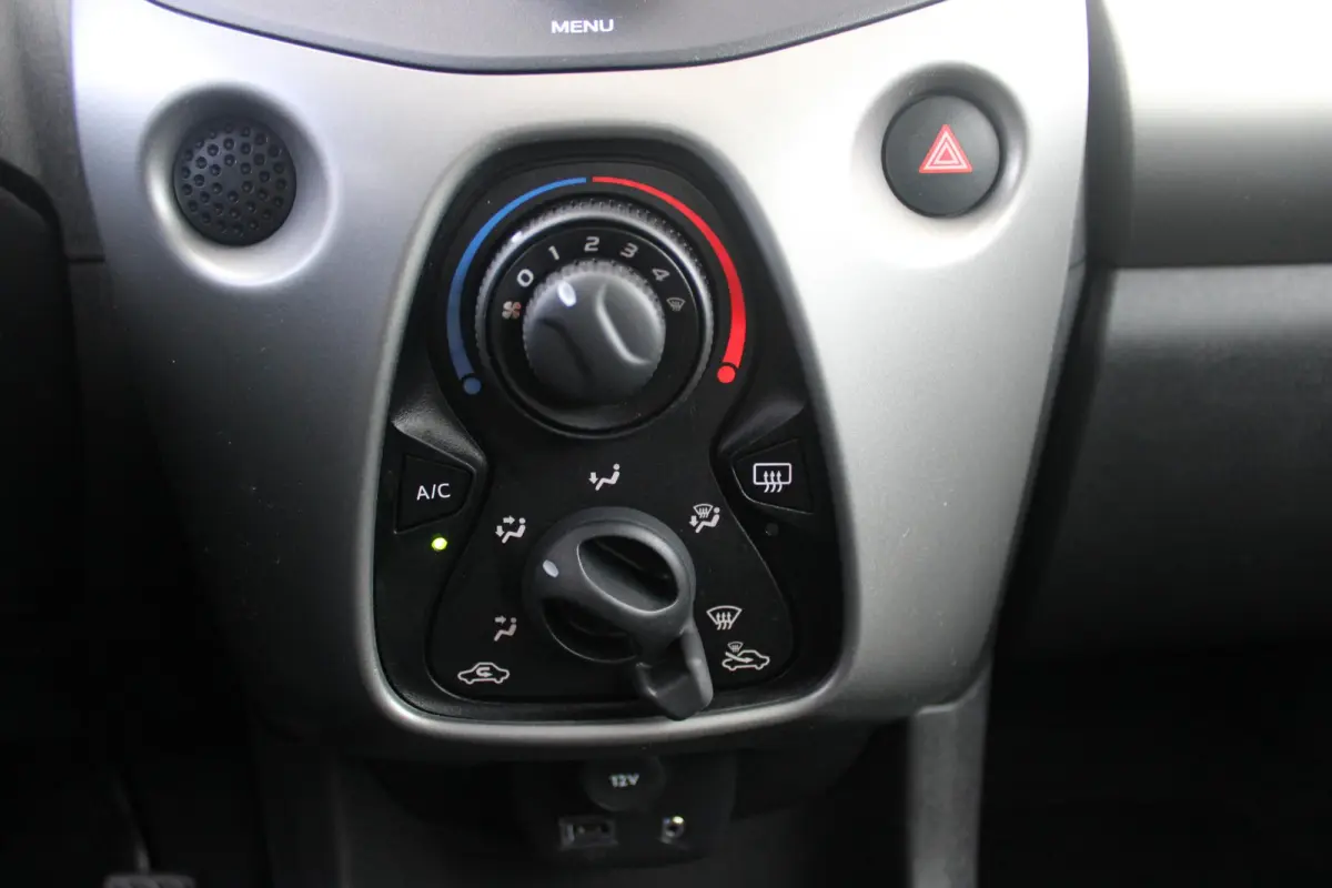 1.0 e-VTi ACTIVE AUTOMAAT ZEER LAGE KILOMETERSTAND | MISTLAMPEN VOOR | LED DAGRIJVERLICHTING | PARKEERSENSOREN ACHTER | AIRCO | MULTIFUNCTIONEEL LEDEREN STUURWIEL | BLUETOOTH | CENTRALE VERG