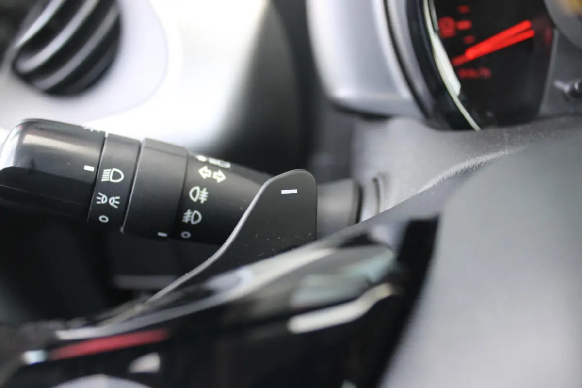 1.0 e-VTi ACTIVE AUTOMAAT ZEER LAGE KILOMETERSTAND | MISTLAMPEN VOOR | LED DAGRIJVERLICHTING | PARKEERSENSOREN ACHTER | AIRCO | MULTIFUNCTIONEEL LEDEREN STUURWIEL | BLUETOOTH | CENTRALE VERG