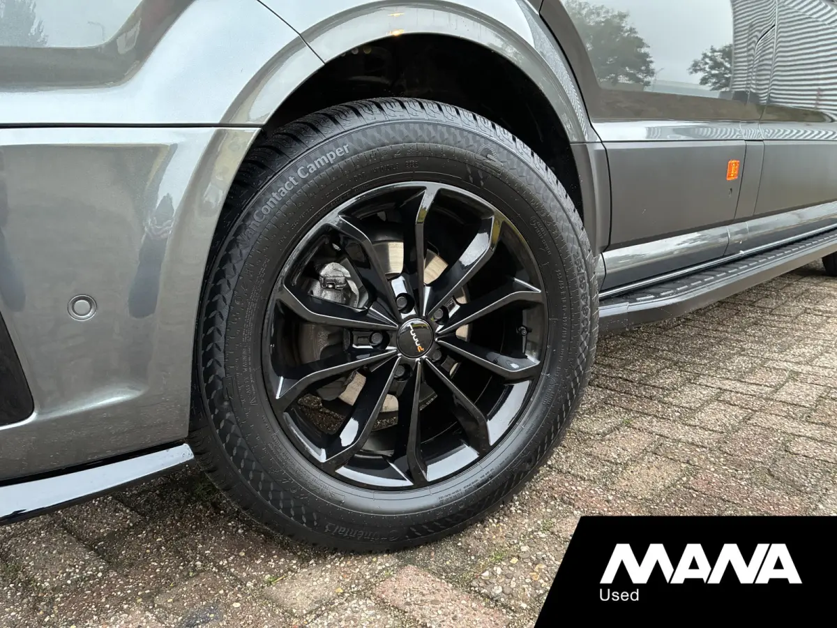 35 3.180 L3H3 • Indium Grey • Black Styling Package