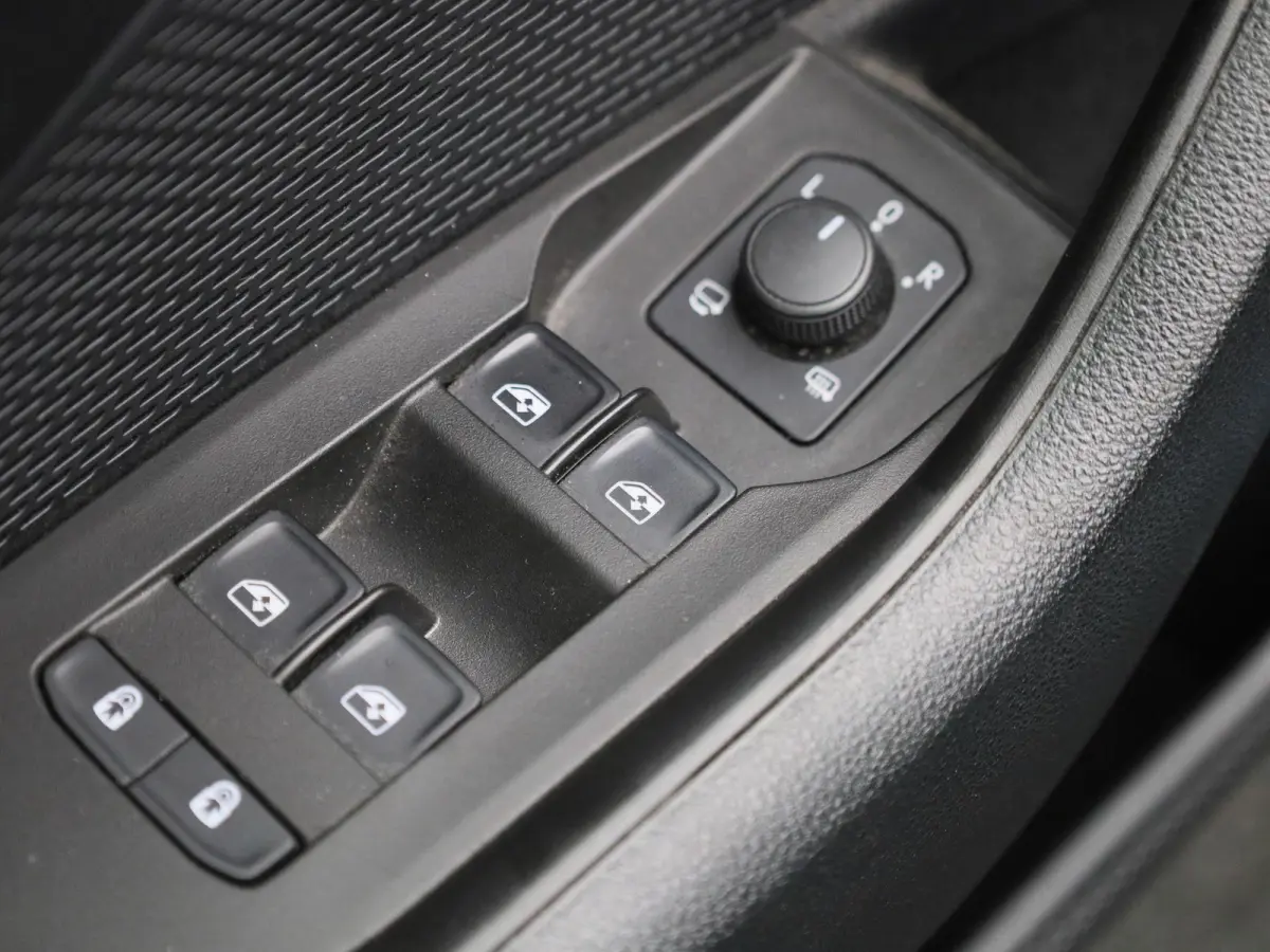 1.0 TSI Business Edition | Apple Carplay / Android Auto | Parkeersensoren | Trekhaak | Lichtmetalen Velgen |