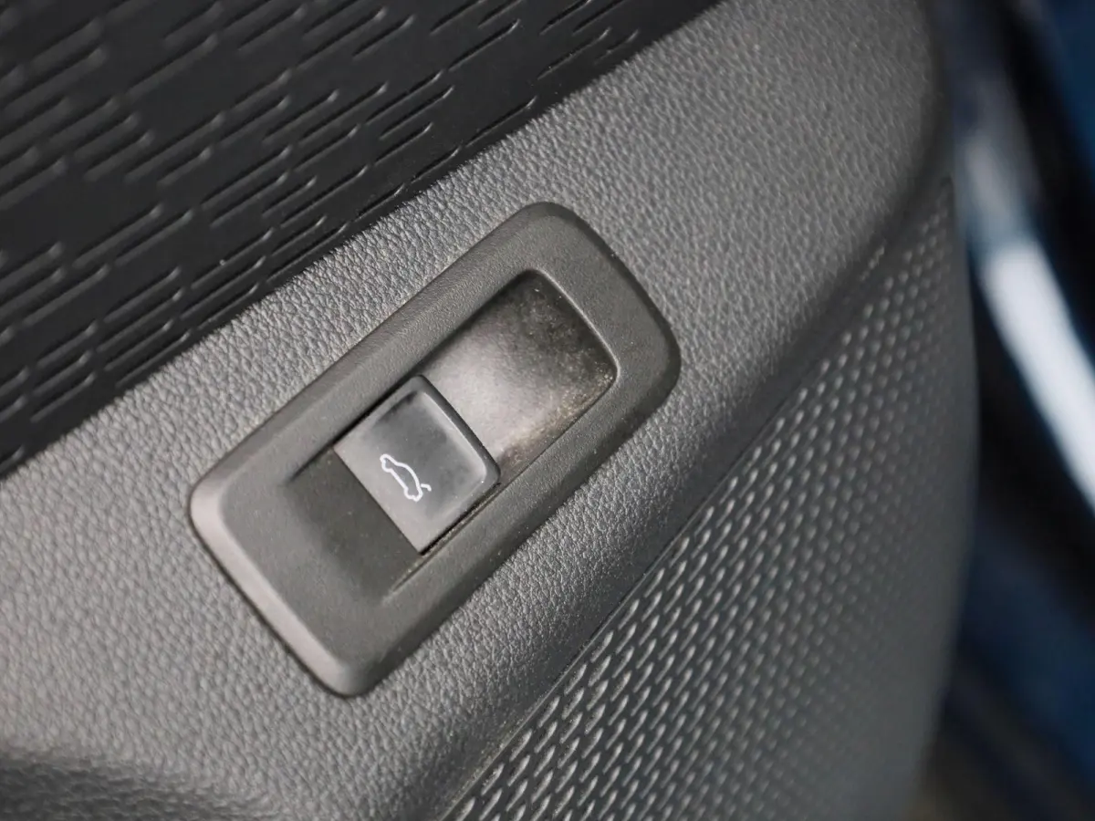 1.0 TSI Business Edition | Apple Carplay / Android Auto | Parkeersensoren | Trekhaak | Lichtmetalen Velgen |
