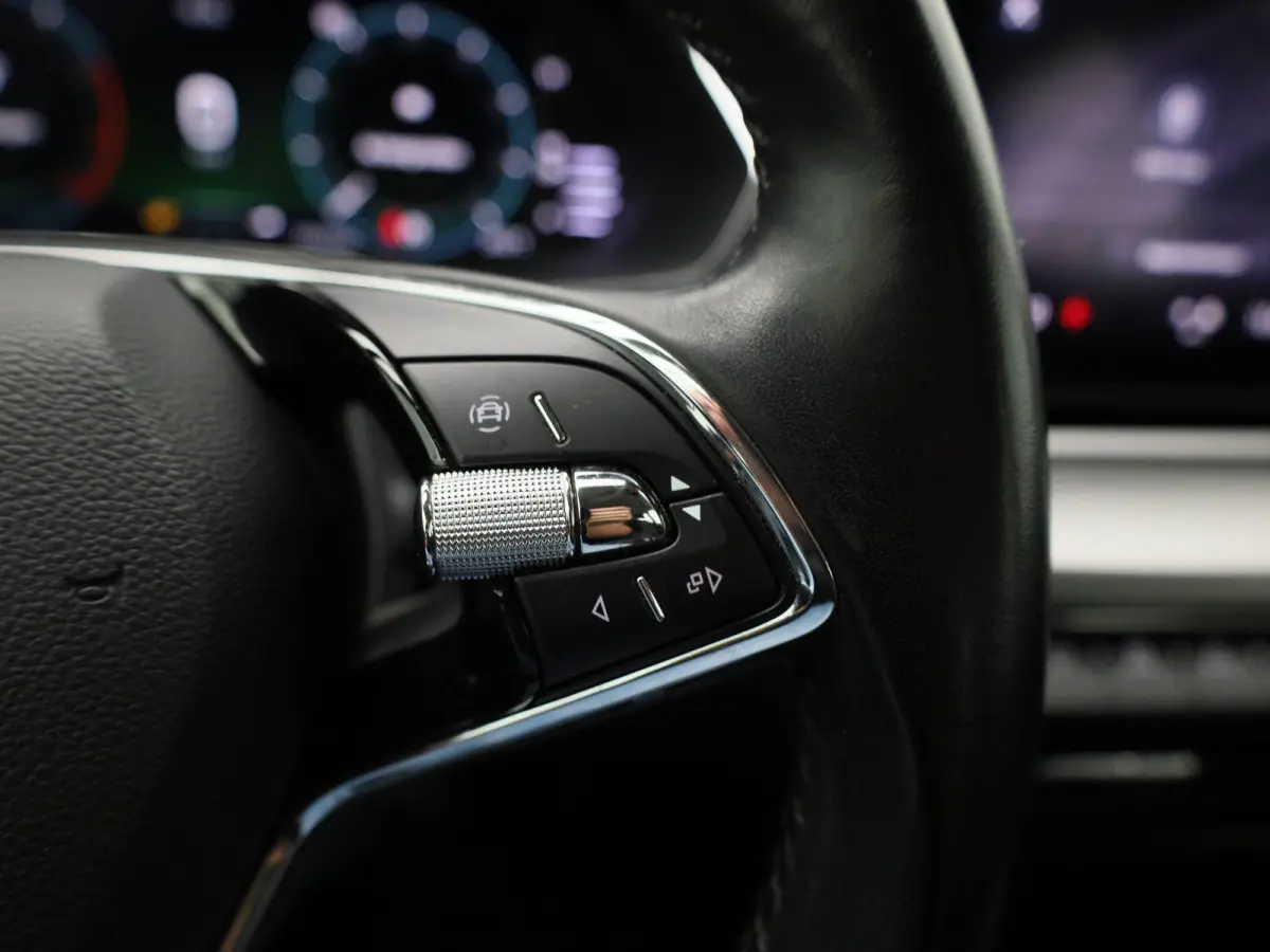 1.0 TSI Business Edition | Apple Carplay / Android Auto | Parkeersensoren | Trekhaak | Lichtmetalen Velgen |