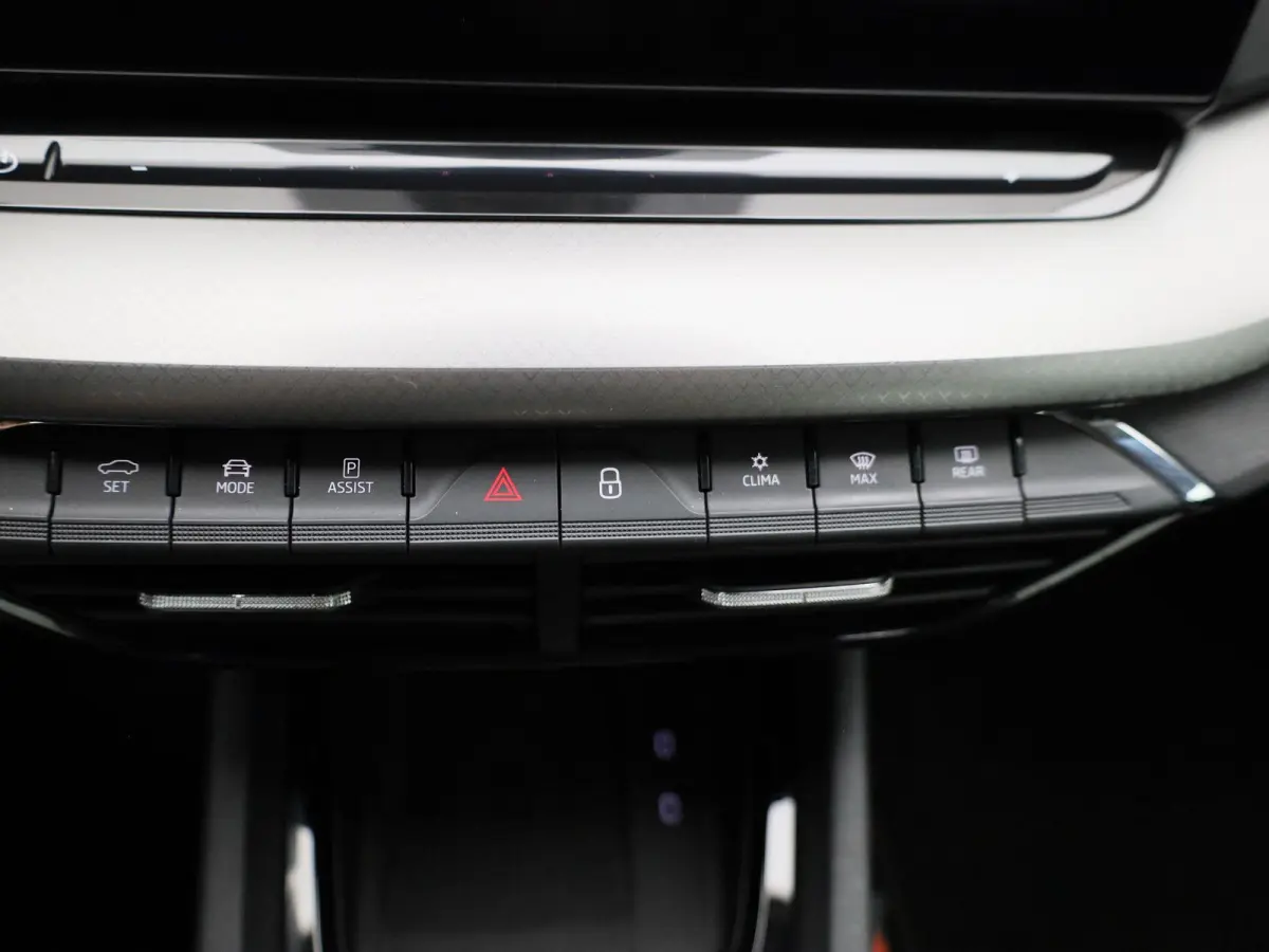 1.0 TSI Business Edition | Apple Carplay / Android Auto | Parkeersensoren | Trekhaak | Lichtmetalen Velgen |