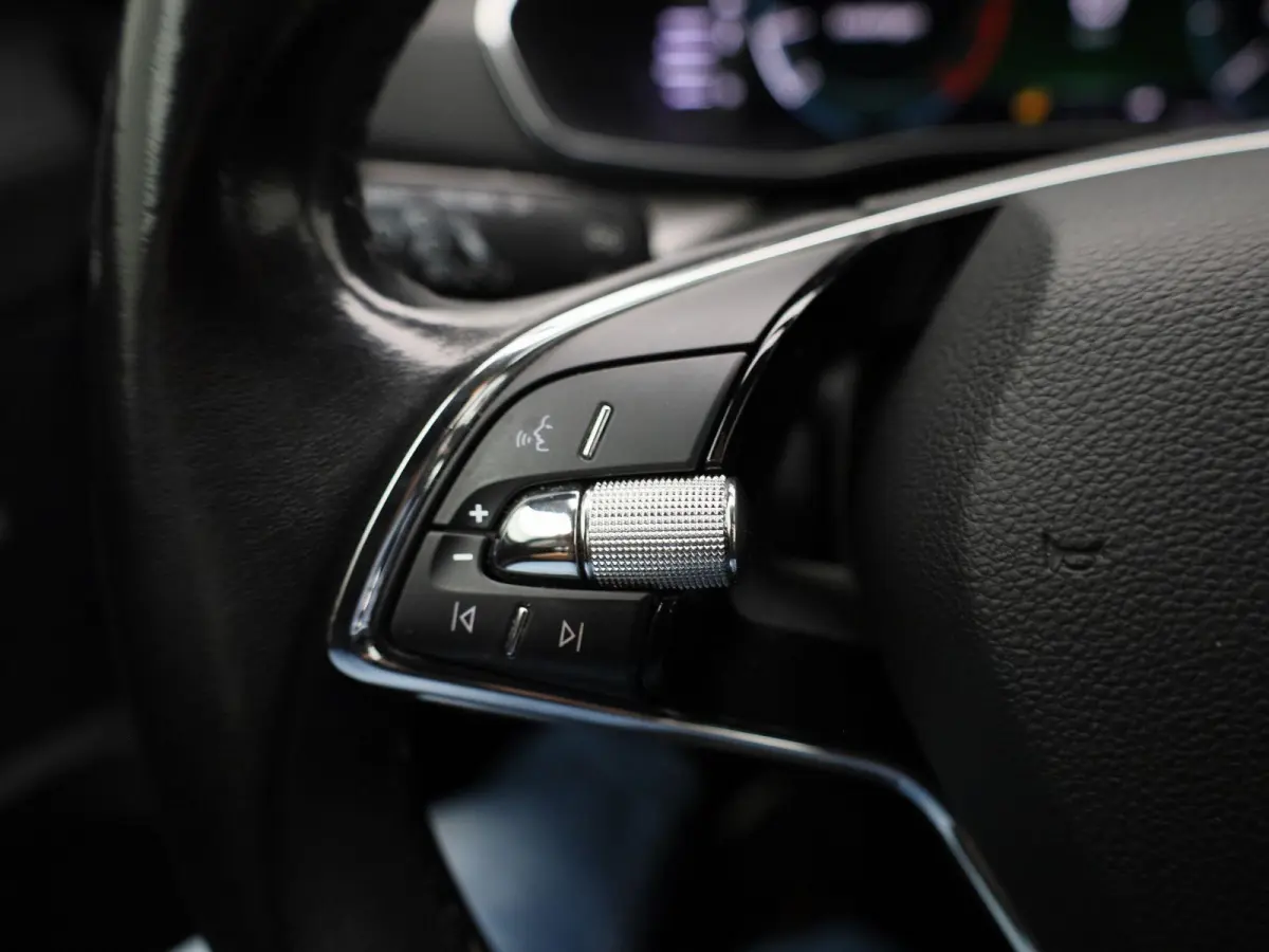 1.0 TSI Business Edition | Apple Carplay / Android Auto | Parkeersensoren | Trekhaak | Lichtmetalen Velgen |